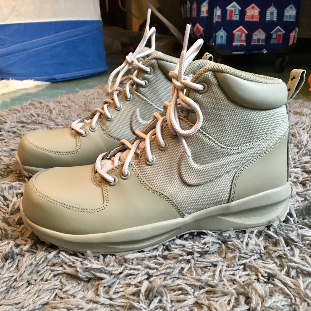 Nike Manoa Shoes in Army Green
